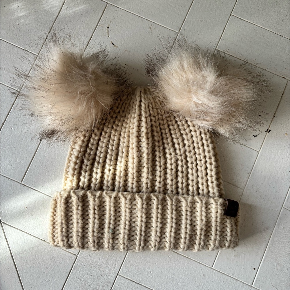 EUC Roots 12-24mo Girls Cozy Cream Knit Pom-Pom Beanie faux fur Pom poms